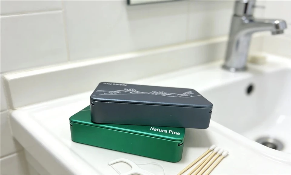 Eleganten aluminijast organizator za zobne nitke in tampone